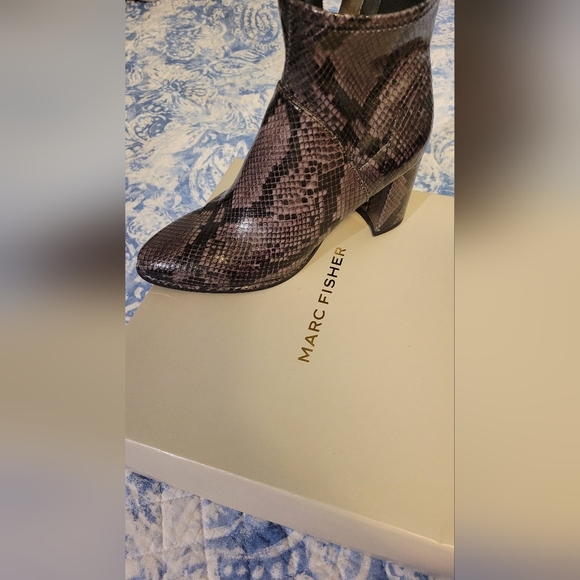 MARC FISHER black and grey ankle boots size 71/2 heel 3 inches - Picture 1 of 4